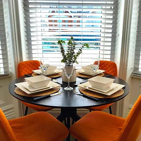 Modern Summer Getaway 6 Minute Walk From Beach Free Parking-3