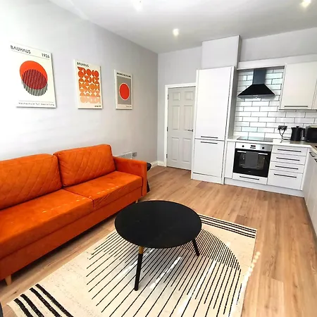 Modern Summer Getaway 6 Minute Walk From Beach Free Parking-2